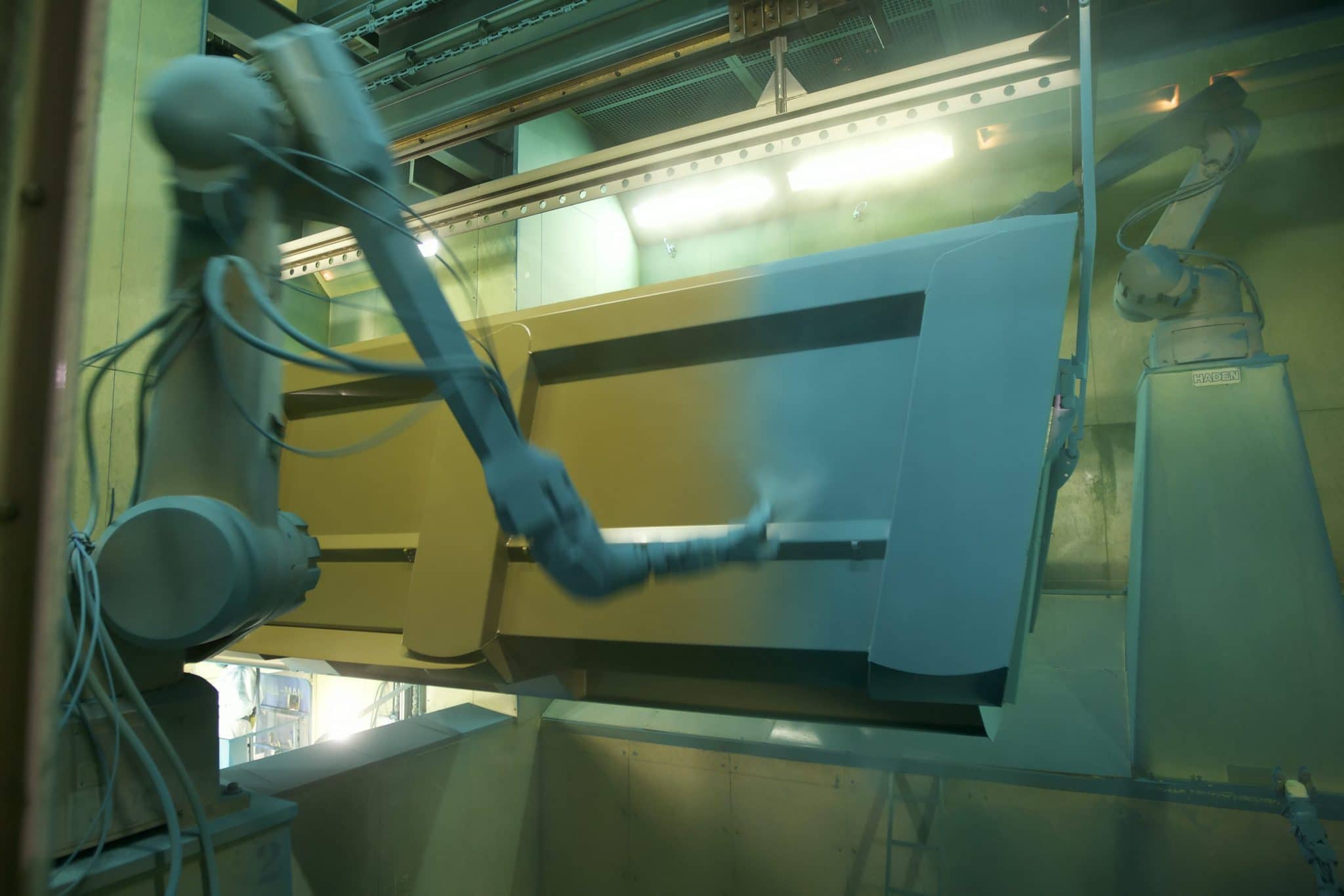 Application de la peinture poudre par 5 robots industriels multi-axes